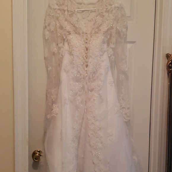 Wedding dress - Picture 3 of 8